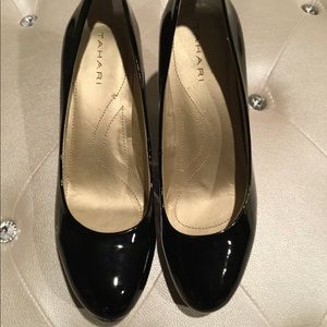 TAHARI Classic Black pumps